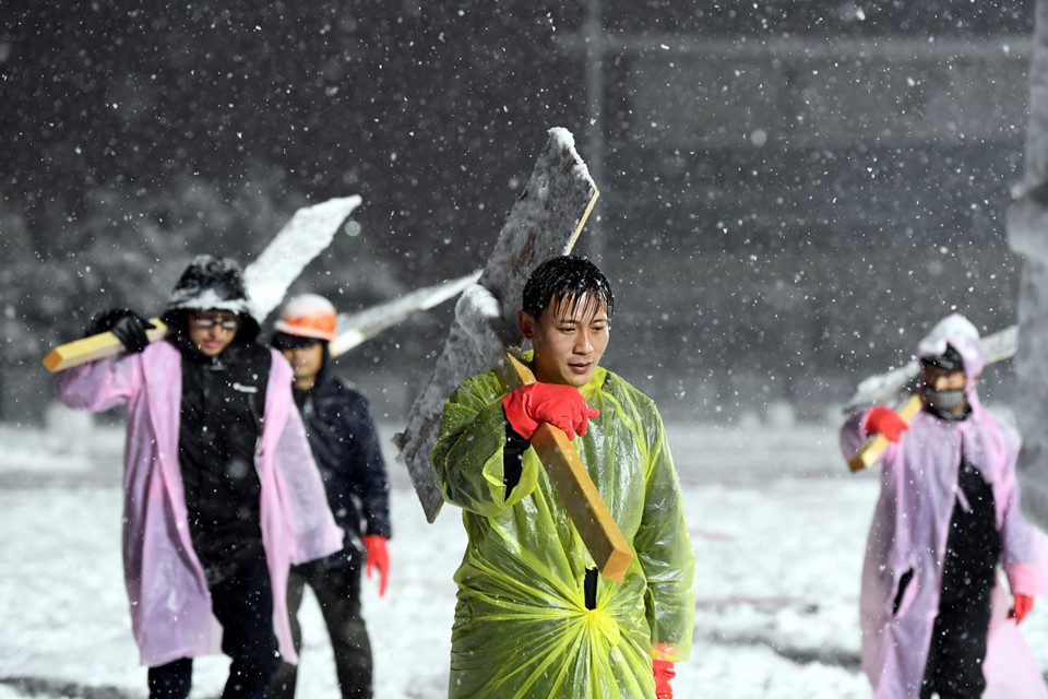 U23 Uzbekistan hào hứng tập dưới tuyết, Việt Nam rèn quân trong nhà